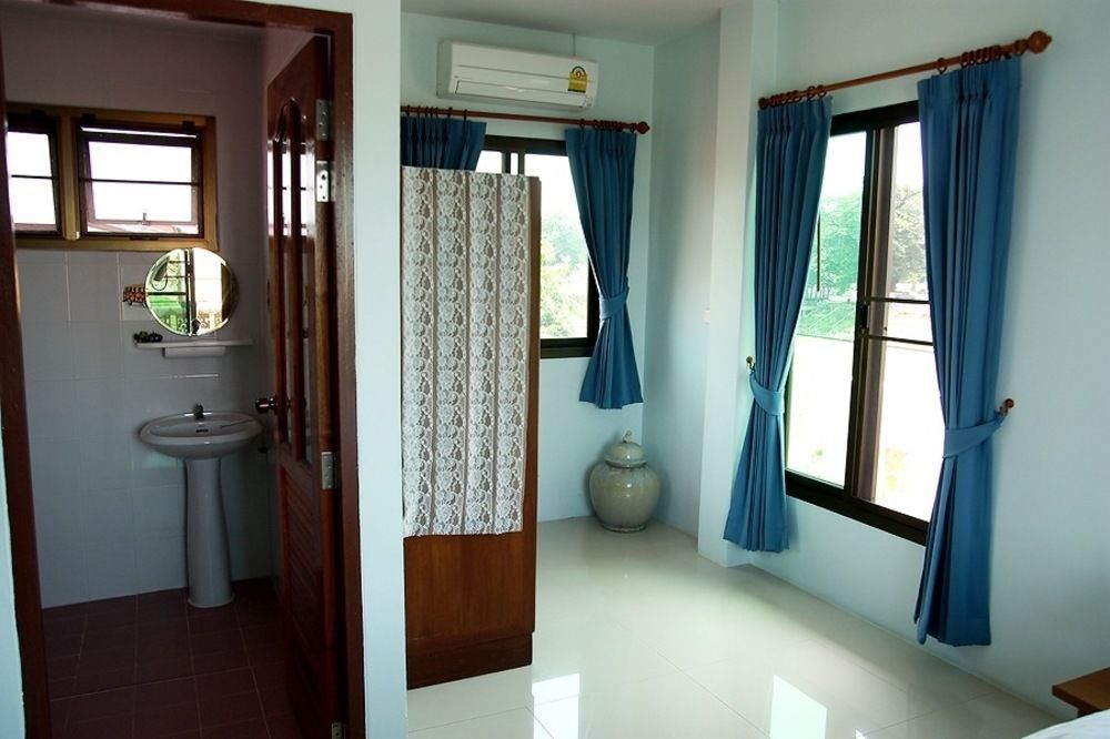 Bed and Breakfast Loy Manee House Аюттхая Екстер'єр фото