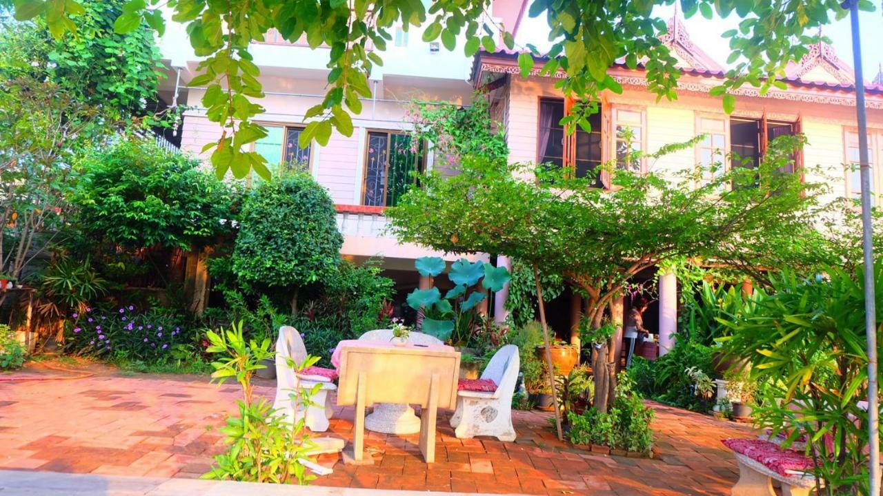 Bed and Breakfast Loy Manee House Аюттхая Екстер'єр фото