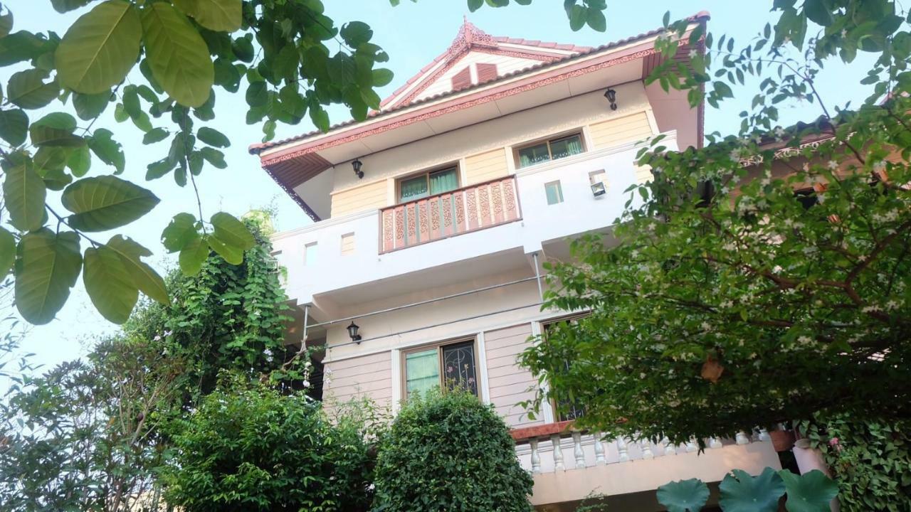 Bed and Breakfast Loy Manee House Аюттхая Екстер'єр фото